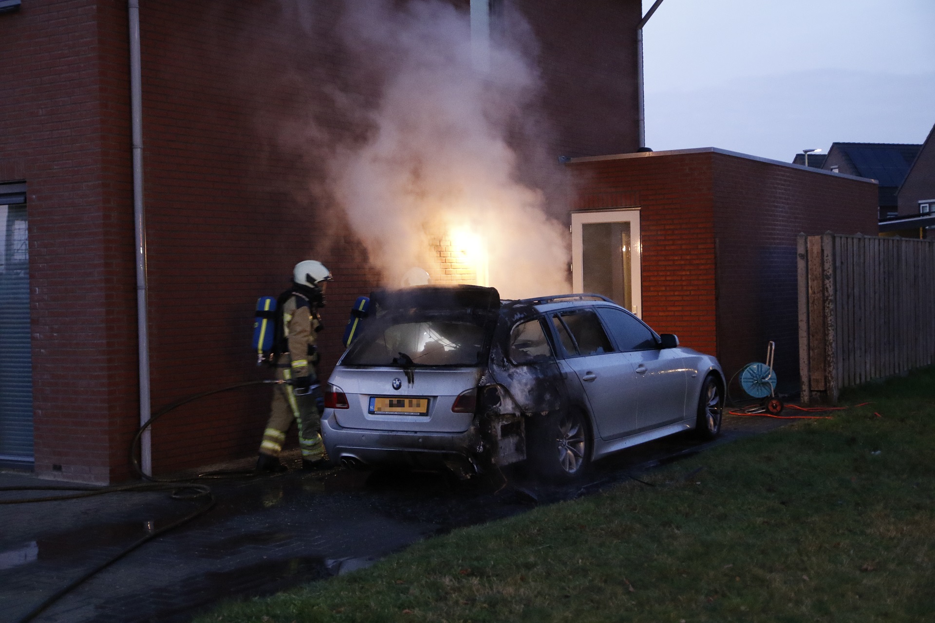 ZO!34 Auto brandt uit op oprit in Emmen